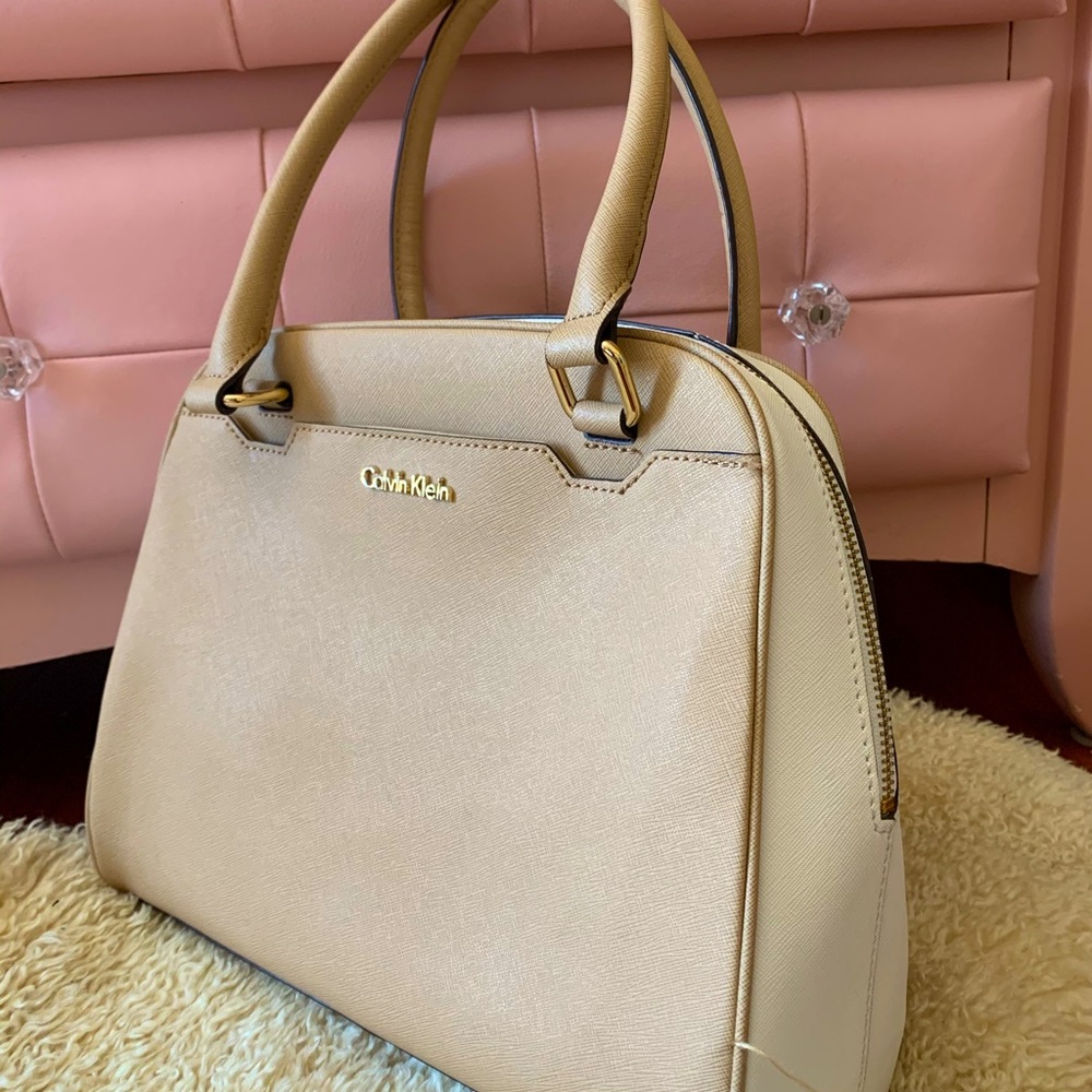 Calvin Klein cream & white leather women’s handbag
